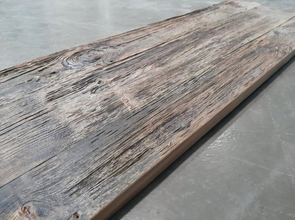 Wandbekleding grof wrakhout