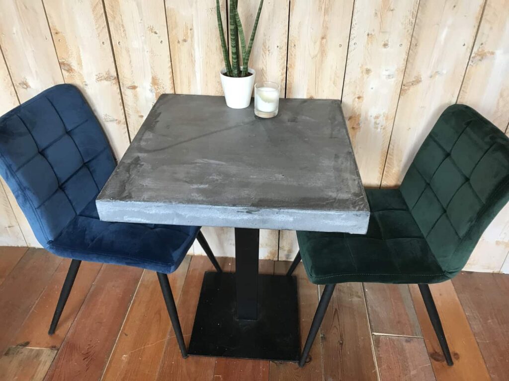 Robuuste stoere bistrotafel 80x80