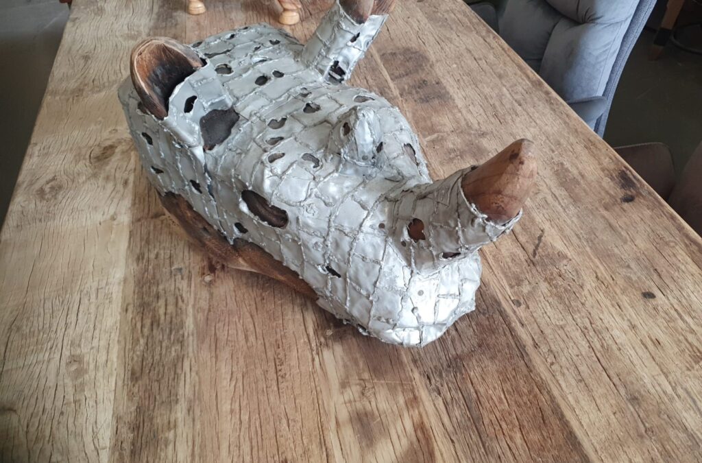 Neushoorn hout metaal schild