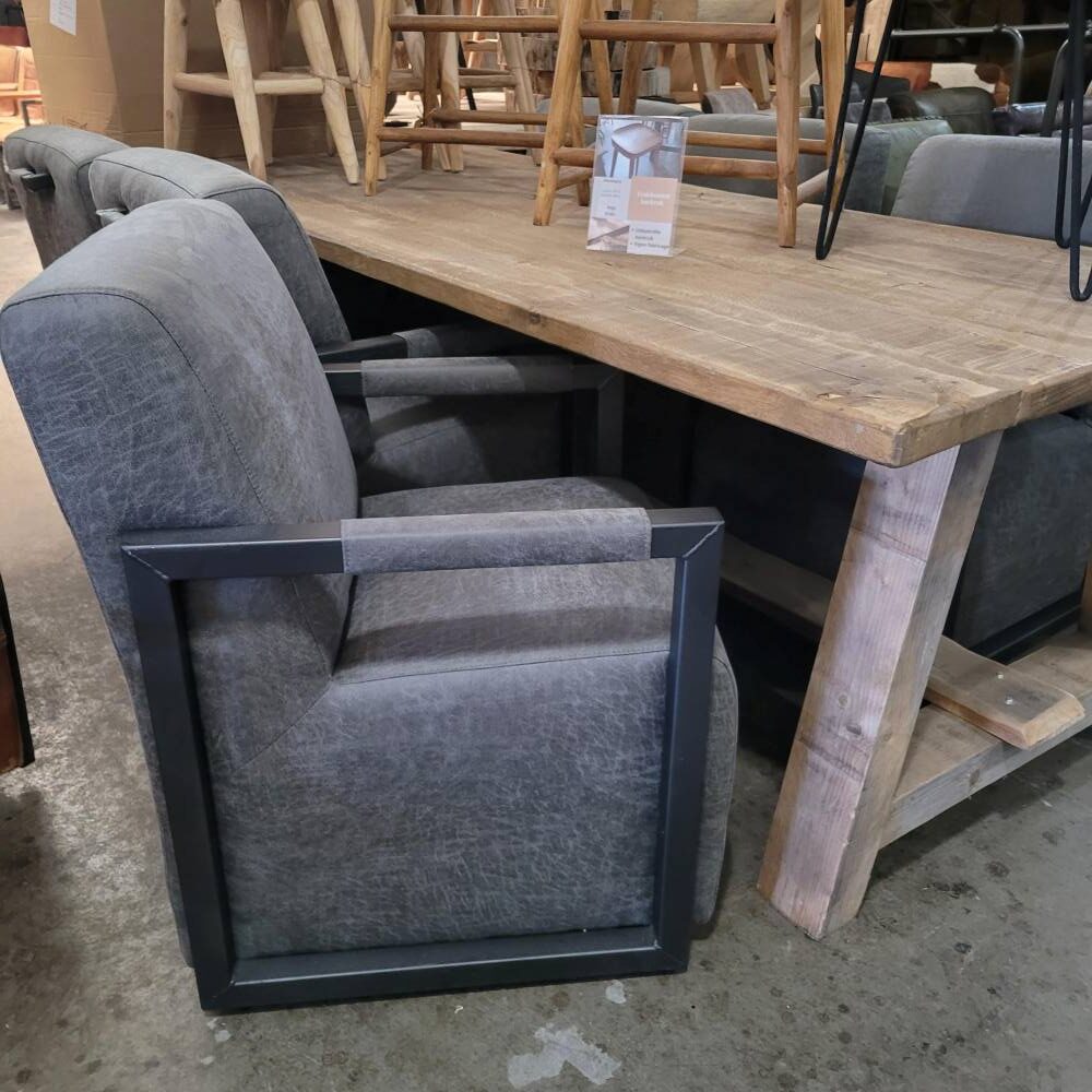 Grijze lederen eetkamerstoel met wieltjes