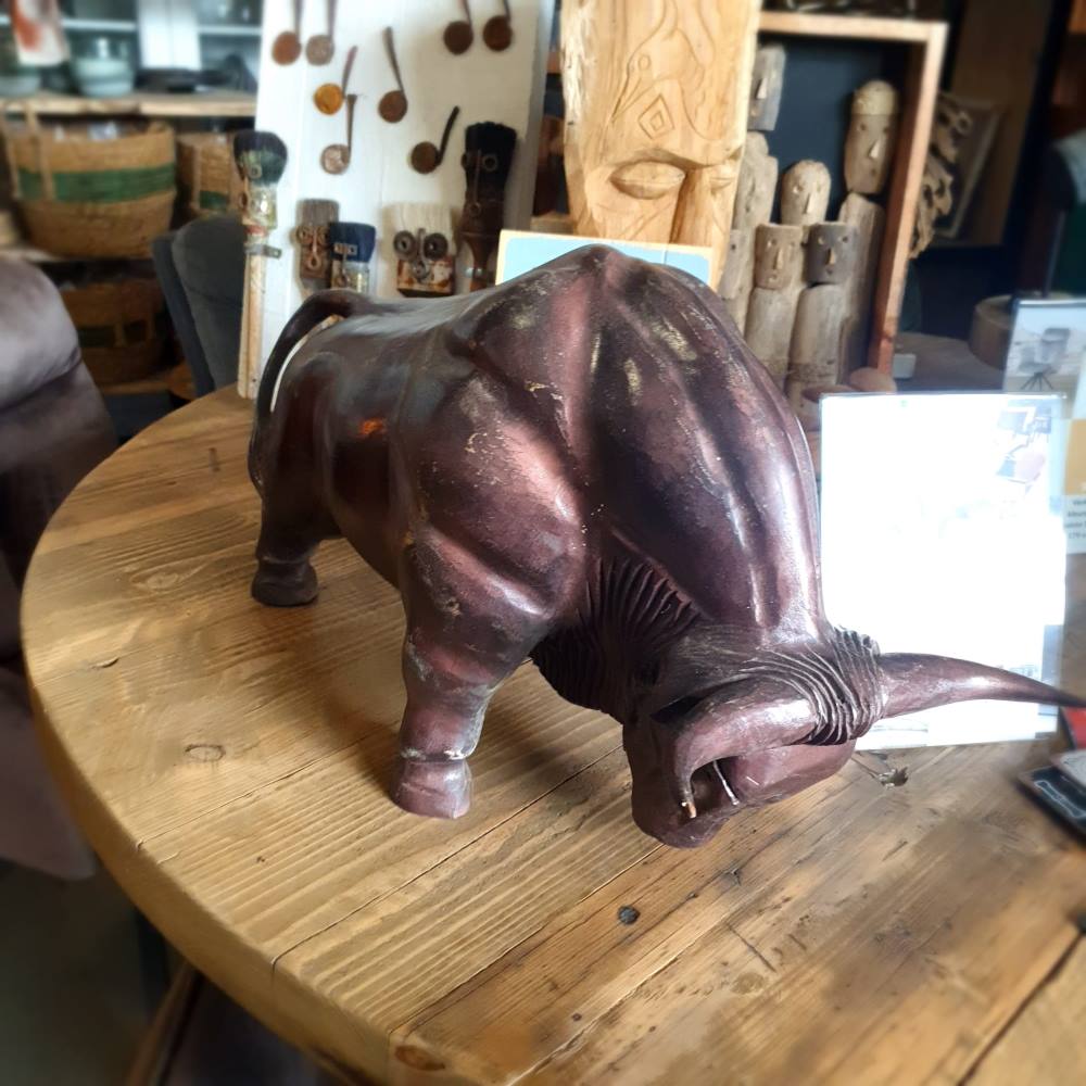 Houten suar stier handbeschilderd brons