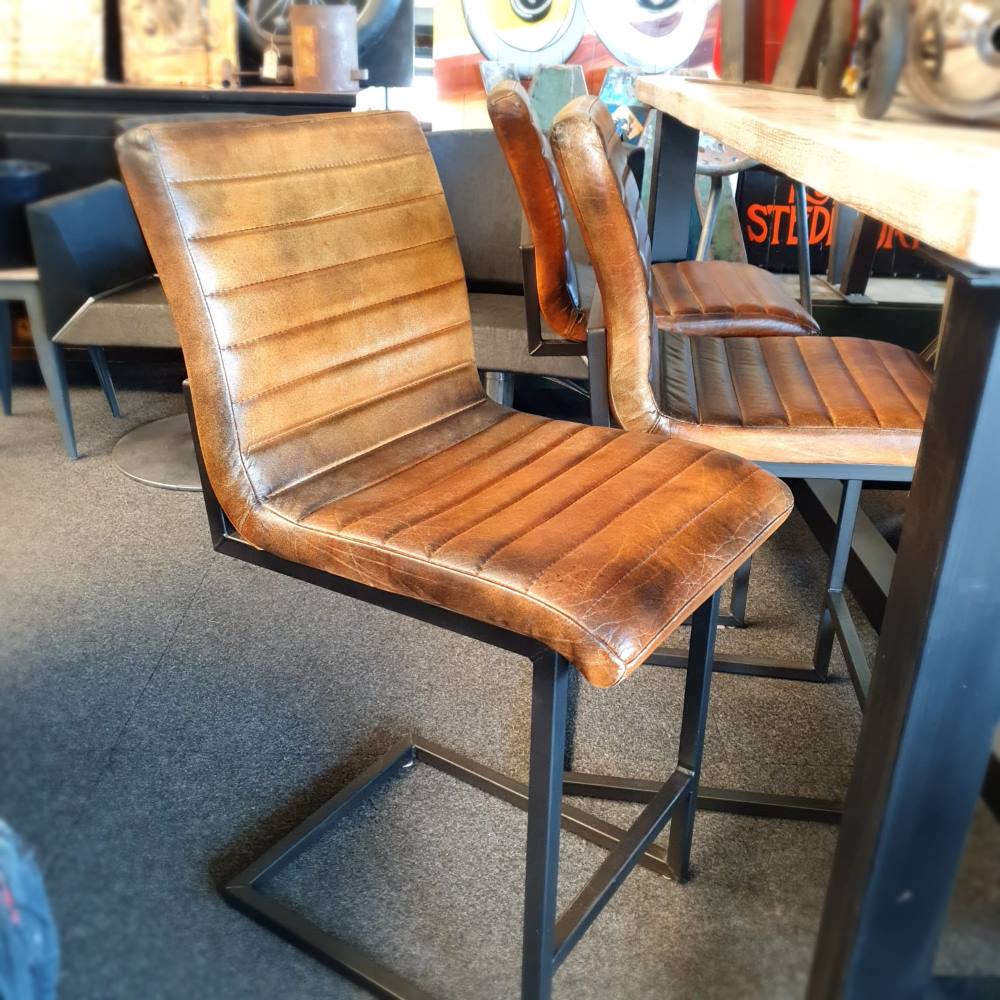 Stoere lederen robuuste barkruk