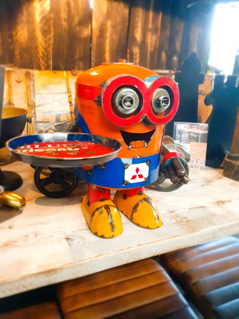 Minions metal art rood